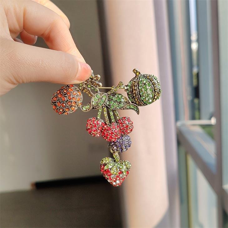 Fashion Jewelry | Strawberry Brooch In Brass And Rhinestones  –  Womens Accessories Fashion Jewelry